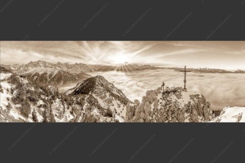 Blick vom Signalkopf über Wolkenmeer zum Sonnenuntergang im Wetterstein - Fortuna 3:1 sepia -- Bergsteiger am Signalkopf im Soierngebirge - mehr Infos bei www.Kriner-Weiermann.de