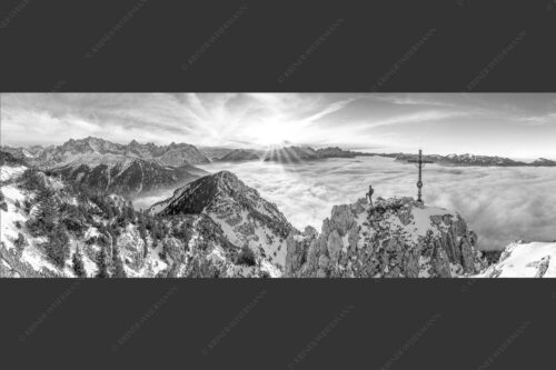 Blick vom Signalkopf über Wolkenmeer zum Sonnenuntergang im Wetterstein - Fortuna 3:1 sw -- Bergsteiger am Signalkopf im Soierngebirge - mehr Infos bei www.Kriner-Weiermann.de