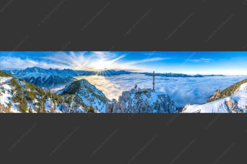 Blick vom Signalkopf über Wolkenmeer zum Sonnenuntergang im Wetterstein - Fortuna 4:1  -- Bergsteiger am Signalkopf im Soierngebirge - mehr Infos bei www.Kriner-Weiermann.de