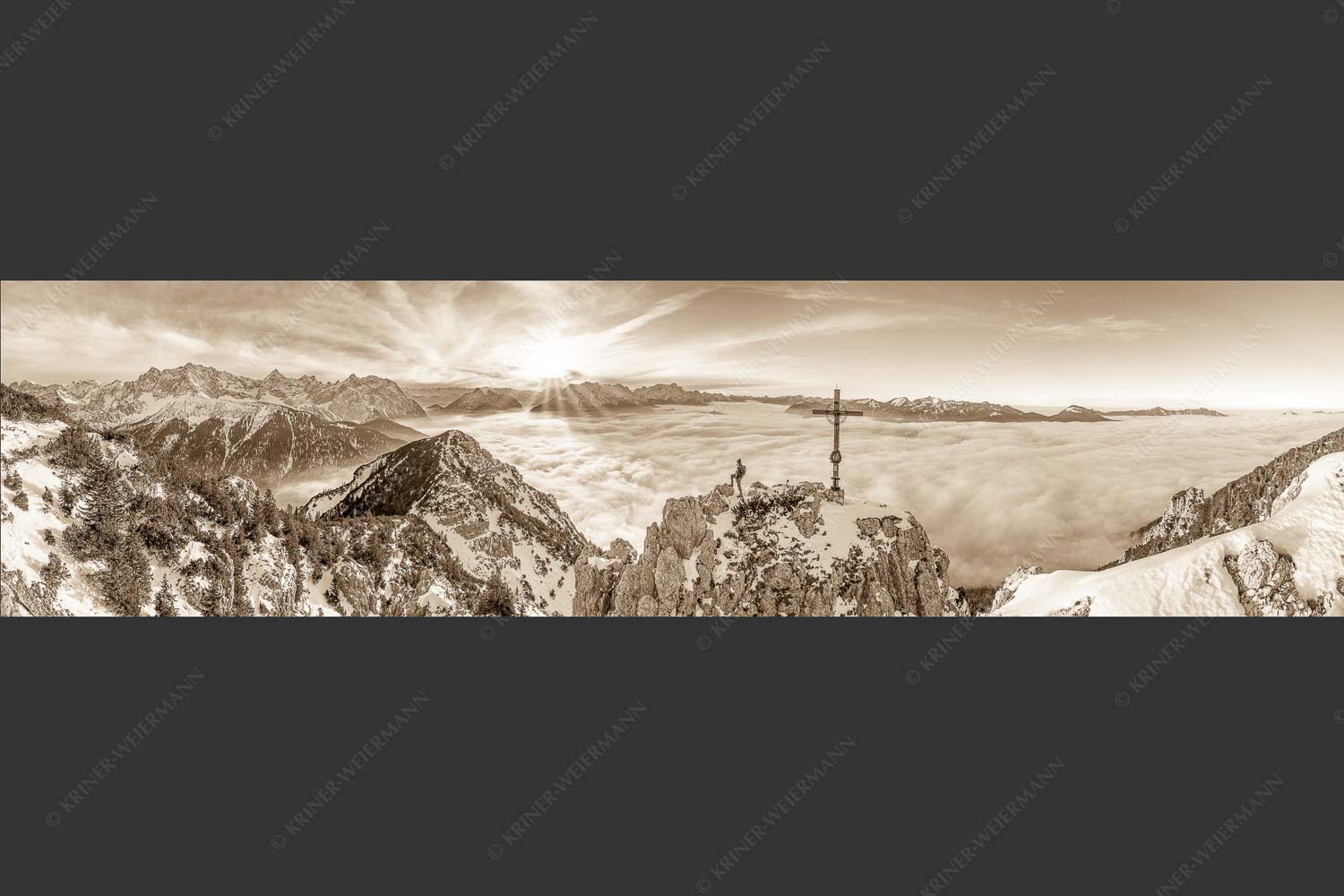 Blick vom Signalkopf über Wolkenmeer zum Sonnenuntergang im Wetterstein - Fortuna 4:1 sepia -- Bergsteiger am Signalkopf im Soierngebirge - mehr Infos bei www.Kriner-Weiermann.de