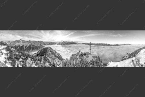Blick vom Signalkopf über Wolkenmeer zum Sonnenuntergang im Wetterstein - Fortuna 4:1 sw -- Bergsteiger am Signalkopf im Soierngebirge - mehr Infos bei www.Kriner-Weiermann.de