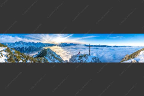 Blick vom Signalkopf über Wolkenmeer zum Sonnenuntergang im Wetterstein - Fortuna 5:1  -- Bergsteiger am Signalkopf im Soierngebirge - mehr Infos bei www.Kriner-Weiermann.de