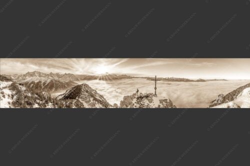 Blick vom Signalkopf über Wolkenmeer zum Sonnenuntergang im Wetterstein - Fortuna 5:1 sepia -- Bergsteiger am Signalkopf im Soierngebirge - mehr Infos bei www.Kriner-Weiermann.de