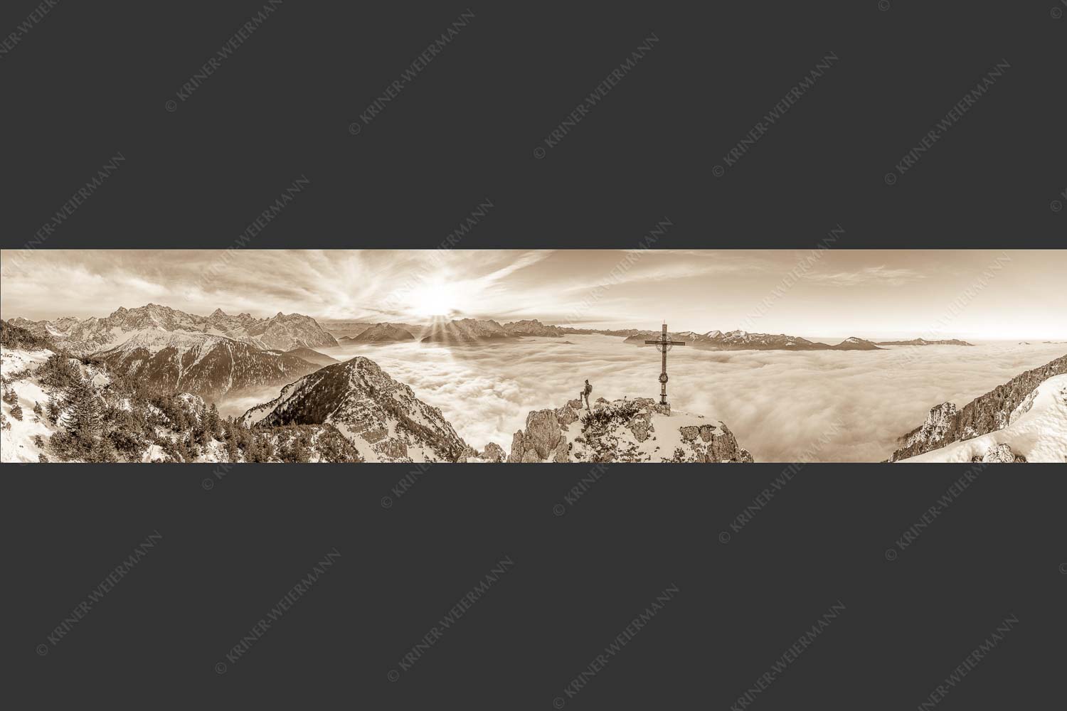 Blick vom Signalkopf über Wolkenmeer zum Sonnenuntergang im Wetterstein - Fortuna 5:1 sepia -- Bergsteiger am Signalkopf im Soierngebirge - mehr Infos bei www.Kriner-Weiermann.de