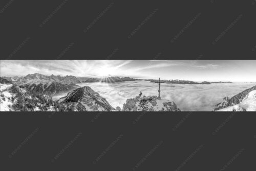 Blick vom Signalkopf über Wolkenmeer zum Sonnenuntergang im Wetterstein - Fortuna 5:1 sw -- Bergsteiger am Signalkopf im Soierngebirge - mehr Infos bei www.Kriner-Weiermann.de
