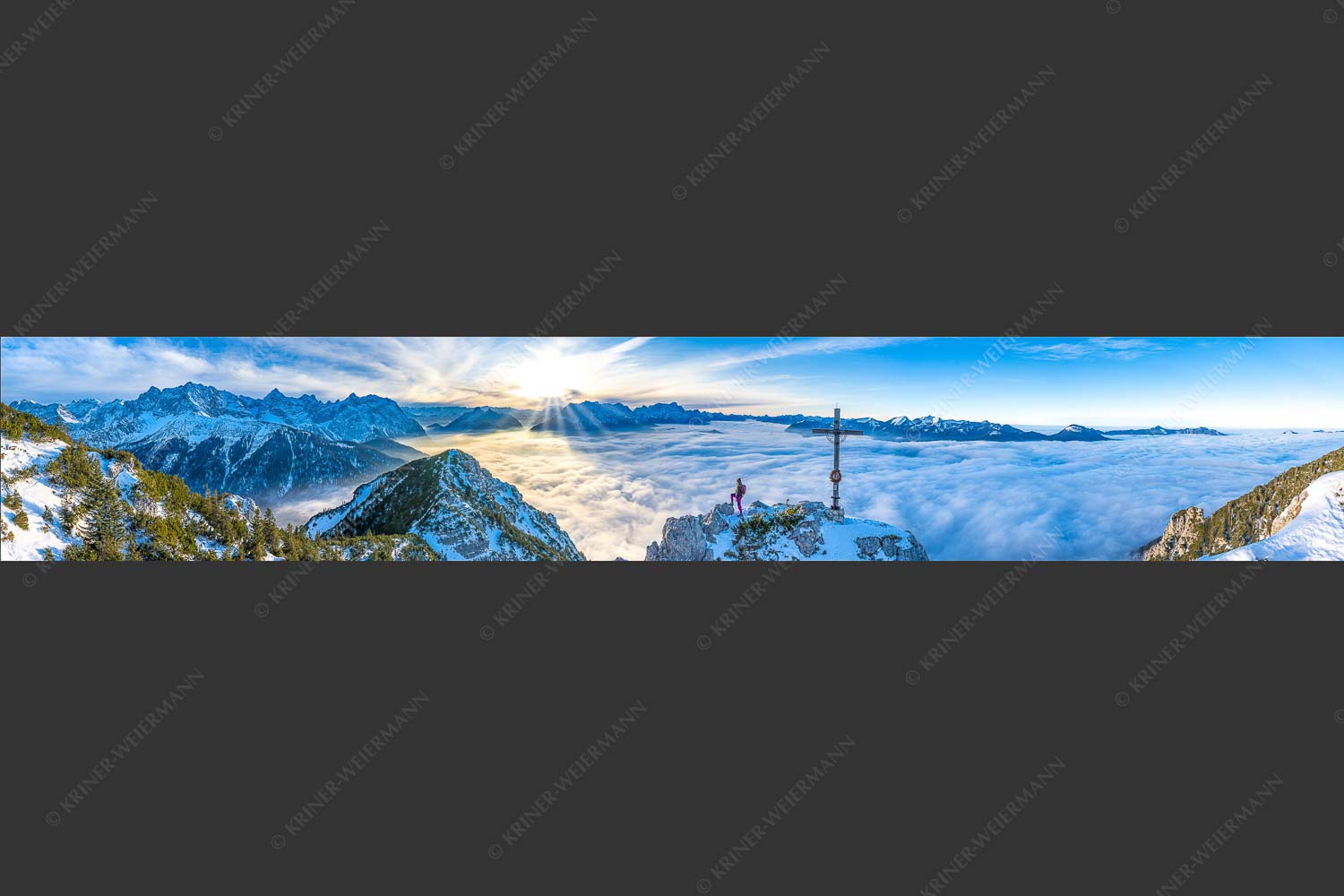 Blick vom Signalkopf über Wolkenmeer zum Sonnenuntergang im Wetterstein - Fortuna 6:1 -- Bergsteiger am Signalkopf im Soierngebirge - mehr Infos bei www.Kriner-Weiermann.de