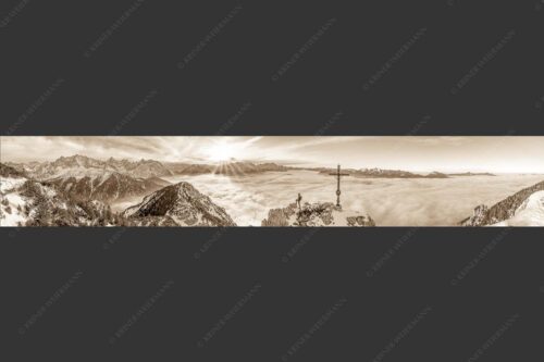 Blick vom Signalkopf über Wolkenmeer zum Sonnenuntergang im Wetterstein - Fortuna 6:1 sepia -- Bergsteiger am Signalkopf im Soierngebirge - mehr Infos bei www.Kriner-Weiermann.de