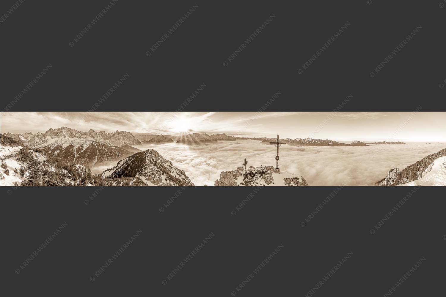 Blick vom Signalkopf über Wolkenmeer zum Sonnenuntergang im Wetterstein - Fortuna 6:1 sepia -- Bergsteiger am Signalkopf im Soierngebirge - mehr Infos bei www.Kriner-Weiermann.de