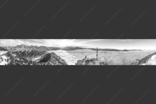 Blick vom Signalkopf über Wolkenmeer zum Sonnenuntergang im Wetterstein - Fortuna 6:1 sw -- Bergsteiger am Signalkopf im Soierngebirge - mehr Infos bei www.Kriner-Weiermann.de