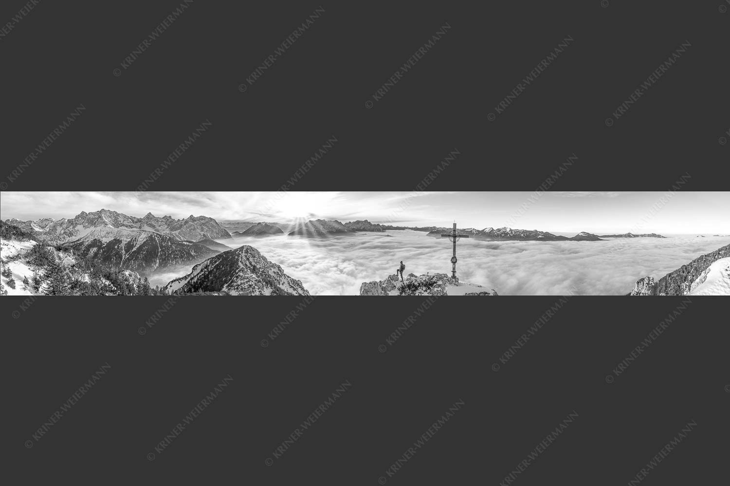 Blick vom Signalkopf über Wolkenmeer zum Sonnenuntergang im Wetterstein - Fortuna 7:1 sw -- Bergsteiger am Signalkopf im Soierngebirge - mehr Infos bei www.Kriner-Weiermann.de