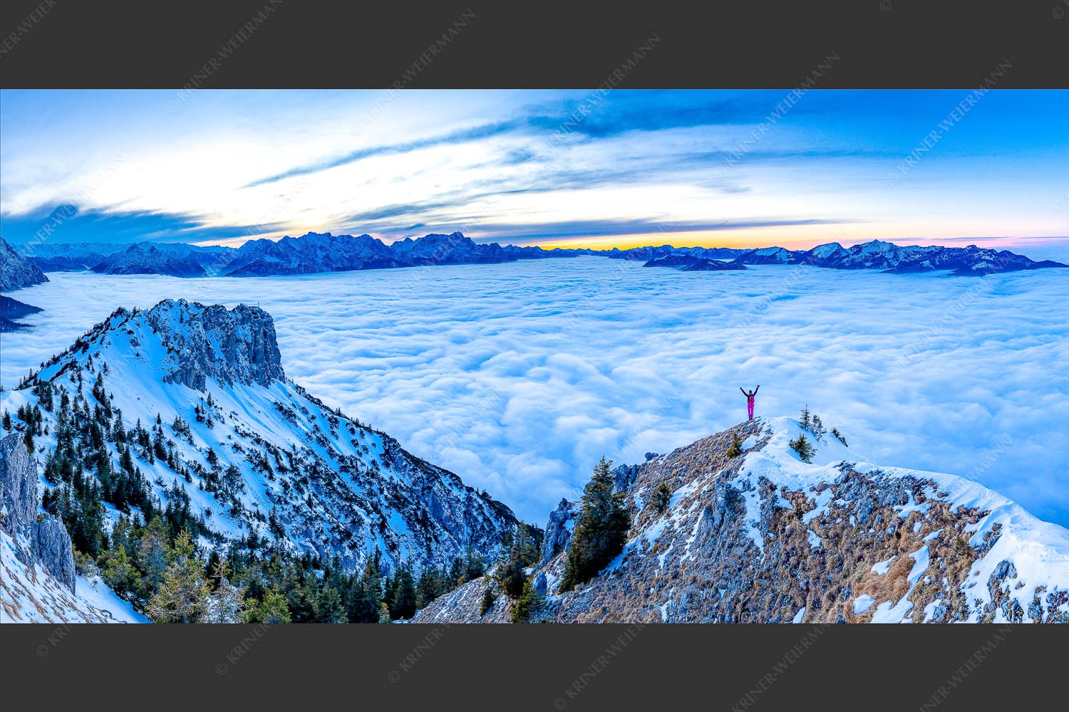 Blick vom Seinskopf über das Wolkenmeer in den Sonnenuntergang - Frei sein 2:1 -- Bergsteiger am Seinskopf im Soierngebirge - mehr Infos bei www.Kriner-Weiermann.de