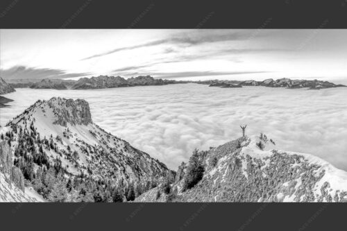 Blick vom Seinskopf über das Wolkenmeer in den Sonnenuntergang - Frei sein 2:1 sw -- Bergsteiger am Seinskopf im Soierngebirge - mehr Infos bei www.Kriner-Weiermann.de