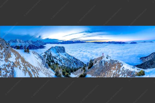 Blick vom Seinskopf über das Wolkenmeer in den Sonnenuntergang - Frei sein 3:1  -- Bergsteiger am Seinskopf im Soierngebirge - mehr Infos bei www.Kriner-Weiermann.de