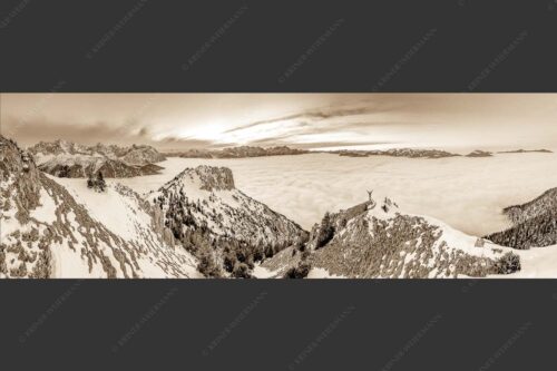 Blick vom Seinskopf über das Wolkenmeer in den Sonnenuntergang - Frei sein 3:1 sepia -- Bergsteiger am Seinskopf im Soierngebirge - mehr Infos bei www.Kriner-Weiermann.de