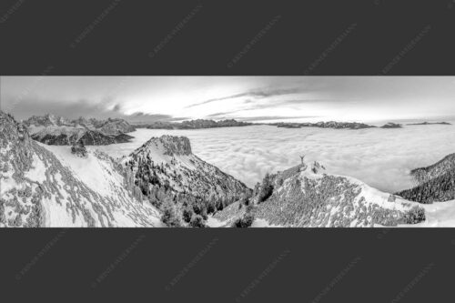 Blick vom Seinskopf über das Wolkenmeer in den Sonnenuntergang - Frei sein 3:1 sw -- Bergsteiger am Seinskopf im Soierngebirge - mehr Infos bei www.Kriner-Weiermann.de