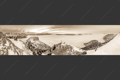 Blick vom Seinskopf über das Wolkenmeer in den Sonnenuntergang - Frei sein 4:1 sepia -- Bergsteiger am Seinskopf im Soierngebirge - mehr Infos bei www.Kriner-Weiermann.de