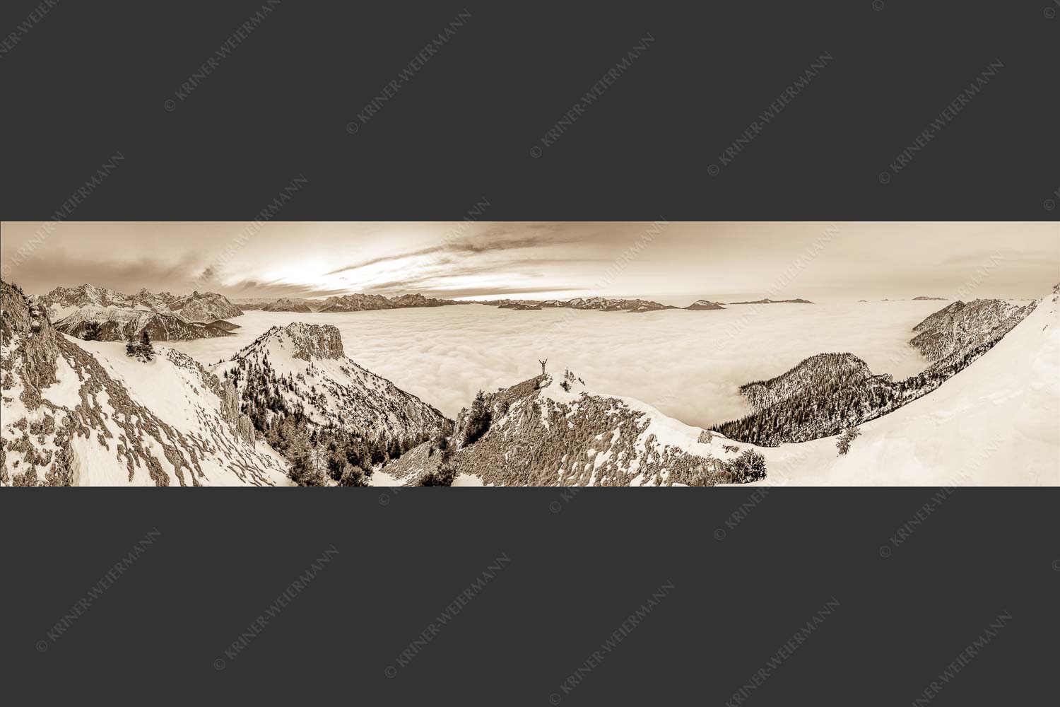Blick vom Seinskopf über das Wolkenmeer in den Sonnenuntergang - Frei sein 4:1 sepia -- Bergsteiger am Seinskopf im Soierngebirge - mehr Infos bei www.Kriner-Weiermann.de