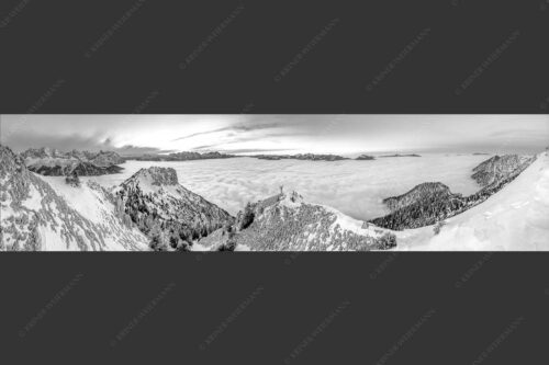 Blick vom Seinskopf über das Wolkenmeer in den Sonnenuntergang - Frei sein 4:1 sw -- Bergsteiger am Seinskopf im Soierngebirge - mehr Infos bei www.Kriner-Weiermann.de