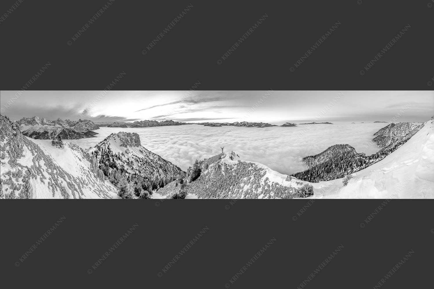 Blick vom Seinskopf über das Wolkenmeer in den Sonnenuntergang - Frei sein 4:1 sw -- Bergsteiger am Seinskopf im Soierngebirge - mehr Infos bei www.Kriner-Weiermann.de