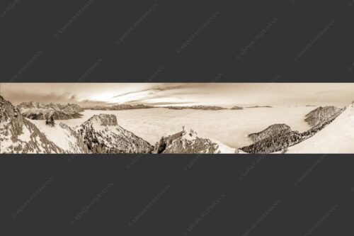 Blick vom Seinskopf über das Wolkenmeer in den Sonnenuntergang - Frei sein 5:1 sepia -- Bergsteiger am Seinskopf im Soierngebirge - mehr Infos bei www.Kriner-Weiermann.de