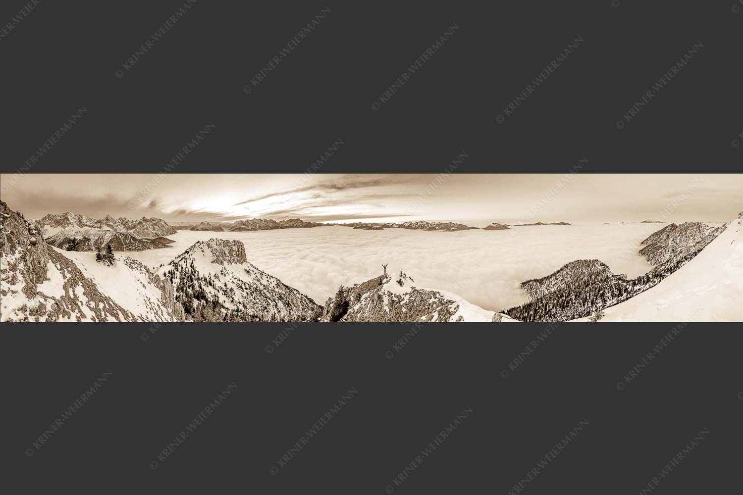Blick vom Seinskopf über das Wolkenmeer in den Sonnenuntergang - Frei sein 5:1 sepia -- Bergsteiger am Seinskopf im Soierngebirge - mehr Infos bei www.Kriner-Weiermann.de