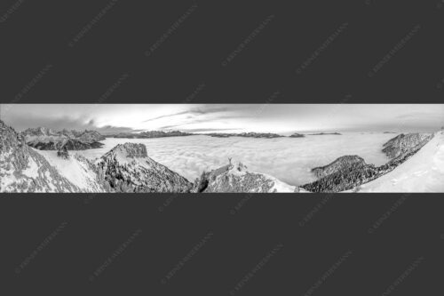 Blick vom Seinskopf über das Wolkenmeer in den Sonnenuntergang - Frei sein 5:1 sw -- Bergsteiger am Seinskopf im Soierngebirge - mehr Infos bei www.Kriner-Weiermann.de