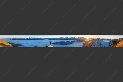 Blick aus dem Estergebirge über Nebelmeer zum Sonnenuntergang an der Zugspitze - Freude 10:1  -- Bergsteiger im Estergebirge - mehr Infos bei www.Kriner-Weiermann.de