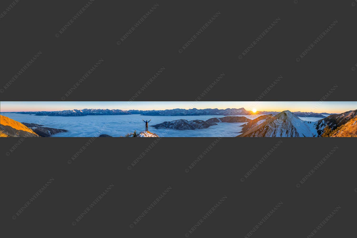 Blick aus dem Estergebirge über Nebelmeer zum Sonnenuntergang an der Zugspitze - Freude 10:1 -- Bergsteiger im Estergebirge - mehr Infos bei www.Kriner-Weiermann.de