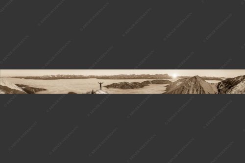 Blick aus dem Estergebirge über Nebelmeer zum Sonnenuntergang an der Zugspitze - Freude 10:1 sepia -- Bergsteiger im Estergebirge - mehr Infos bei www.Kriner-Weiermann.de