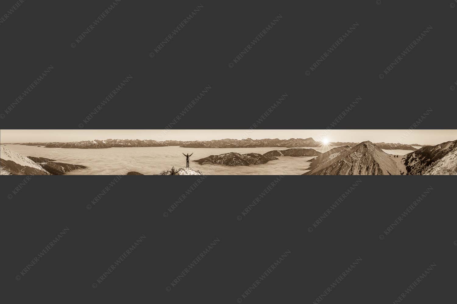 Blick aus dem Estergebirge über Nebelmeer zum Sonnenuntergang an der Zugspitze - Freude 10:1 sepia -- Bergsteiger im Estergebirge - mehr Infos bei www.Kriner-Weiermann.de