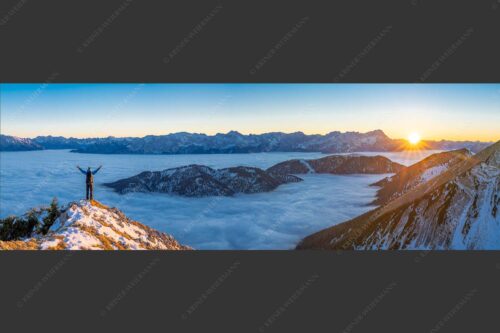 Blick aus dem Estergebirge über Nebelmeer zum Sonnenuntergang an der Zugspitze - Freude 3:1  -- Bergsteiger im Estergebirge - mehr Infos bei www.Kriner-Weiermann.de