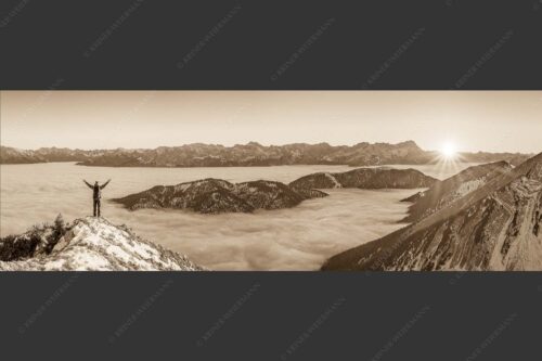 Blick aus dem Estergebirge über Nebelmeer zum Sonnenuntergang an der Zugspitze - Freude 3:1 sepia -- Bergsteiger im Estergebirge - mehr Infos bei www.Kriner-Weiermann.de