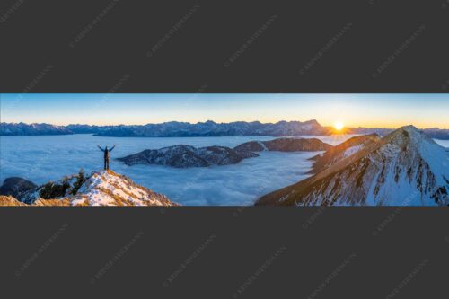 Blick aus dem Estergebirge über Nebelmeer zum Sonnenuntergang an der Zugspitze - Freude 4:1  -- Bergsteiger im Estergebirge - mehr Infos bei www.Kriner-Weiermann.de