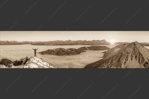 Blick aus dem Estergebirge über Nebelmeer zum Sonnenuntergang an der Zugspitze - Freude 4:1 sepia -- Bergsteiger im Estergebirge - mehr Infos bei www.Kriner-Weiermann.de