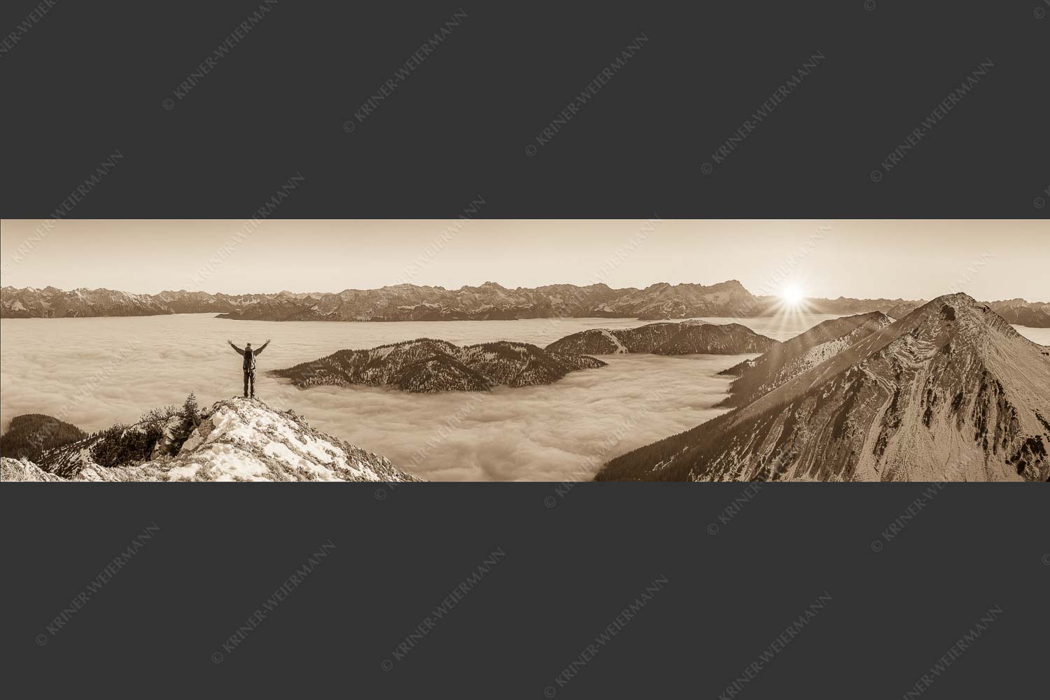 Blick aus dem Estergebirge über Nebelmeer zum Sonnenuntergang an der Zugspitze - Freude 4:1 sepia -- Bergsteiger im Estergebirge - mehr Infos bei www.Kriner-Weiermann.de