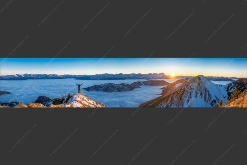 Blick aus dem Estergebirge über Nebelmeer zum Sonnenuntergang an der Zugspitze - Freude 5:1  -- Bergsteiger im Estergebirge - mehr Infos bei www.Kriner-Weiermann.de