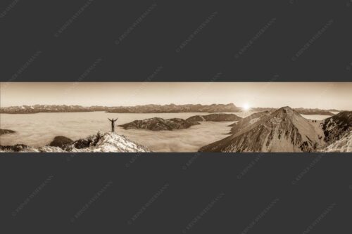 Blick aus dem Estergebirge über Nebelmeer zum Sonnenuntergang an der Zugspitze - Freude 5:1 sepia -- Bergsteiger im Estergebirge - mehr Infos bei www.Kriner-Weiermann.de