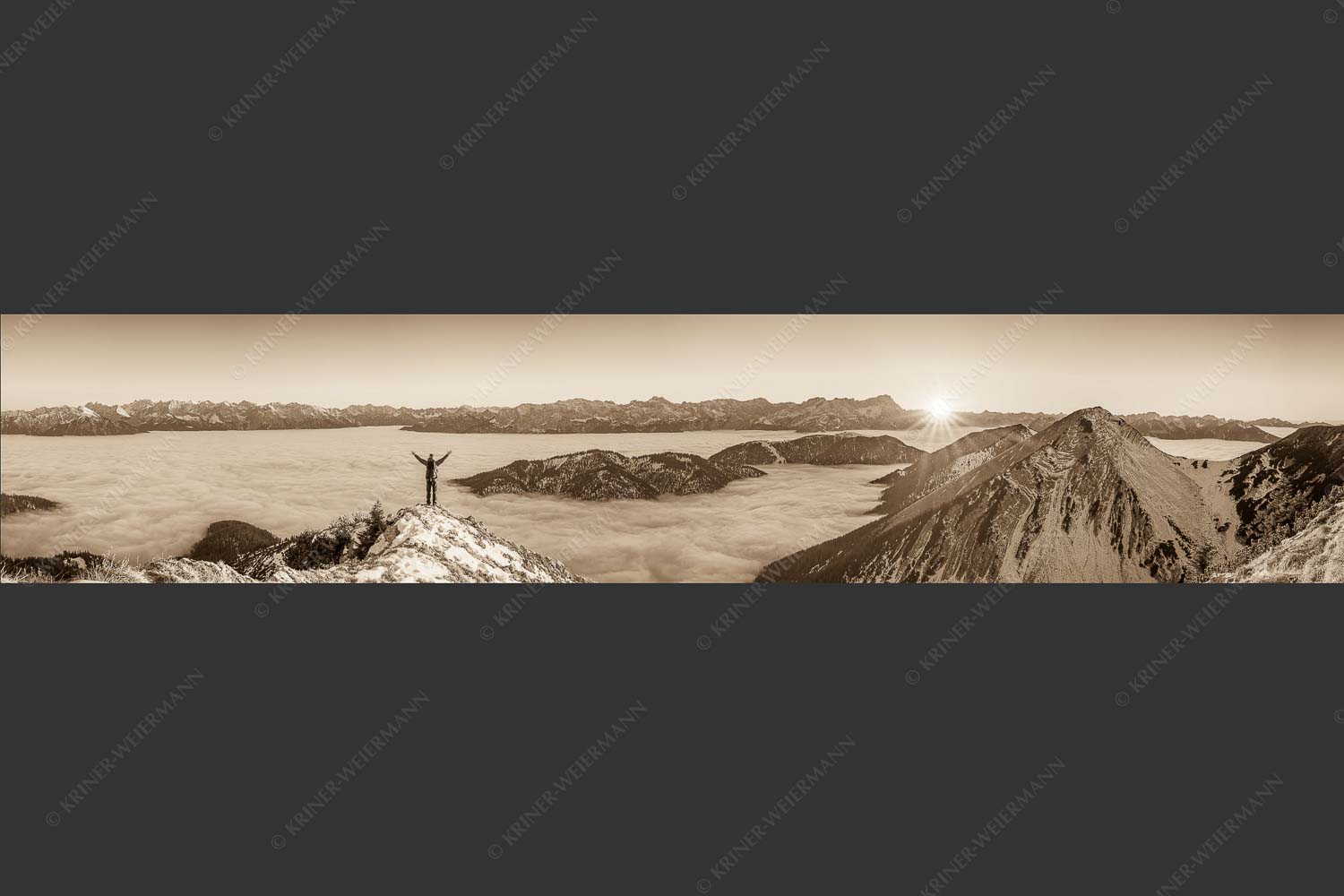 Blick aus dem Estergebirge über Nebelmeer zum Sonnenuntergang an der Zugspitze - Freude 5:1 sepia -- Bergsteiger im Estergebirge - mehr Infos bei www.Kriner-Weiermann.de