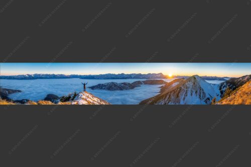 Blick aus dem Estergebirge über Nebelmeer zum Sonnenuntergang an der Zugspitze - Freude 6:1  -- Bergsteiger im Estergebirge - mehr Infos bei www.Kriner-Weiermann.de