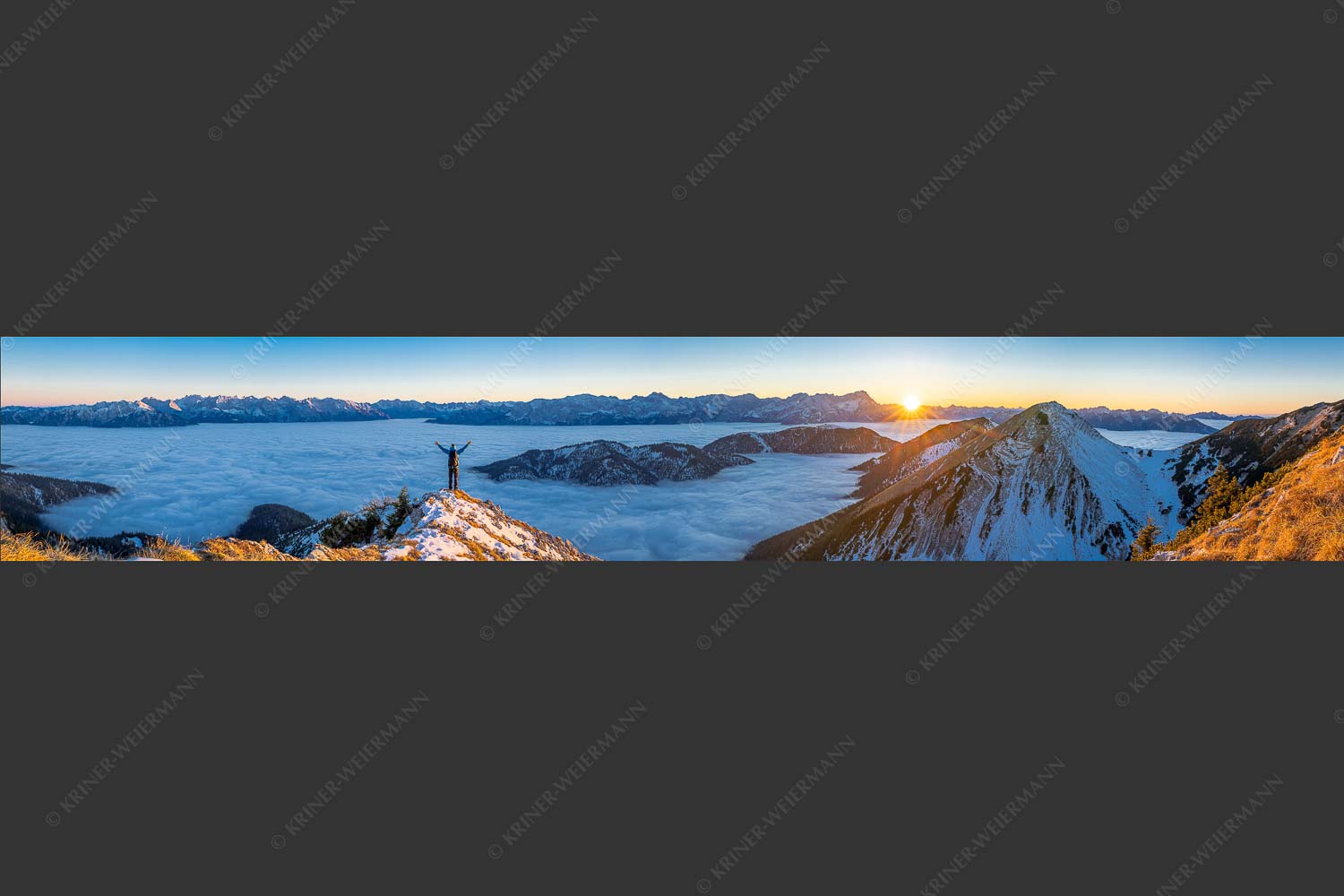 Blick aus dem Estergebirge über Nebelmeer zum Sonnenuntergang an der Zugspitze - Freude 6:1 -- Bergsteiger im Estergebirge - mehr Infos bei www.Kriner-Weiermann.de