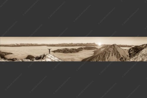 Blick aus dem Estergebirge über Nebelmeer zum Sonnenuntergang an der Zugspitze - Freude 6:1 sepia -- Bergsteiger im Estergebirge - mehr Infos bei www.Kriner-Weiermann.de