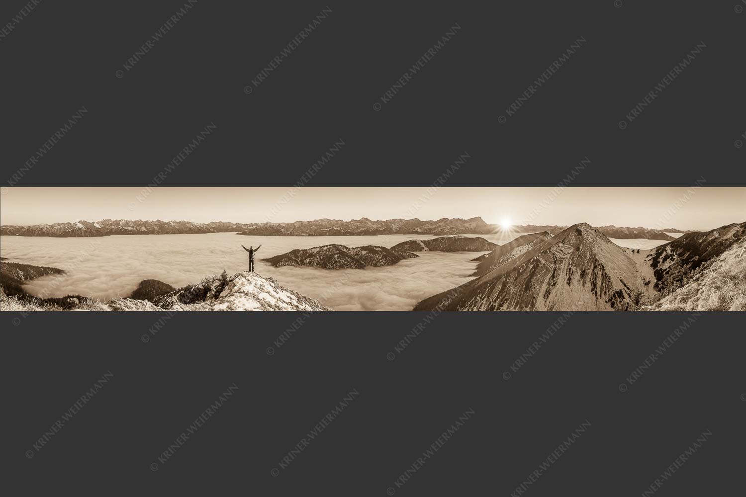 Blick aus dem Estergebirge über Nebelmeer zum Sonnenuntergang an der Zugspitze - Freude 6:1 sepia -- Bergsteiger im Estergebirge - mehr Infos bei www.Kriner-Weiermann.de