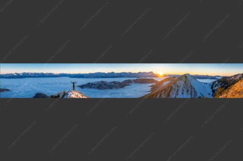 Blick aus dem Estergebirge über Nebelmeer zum Sonnenuntergang an der Zugspitze - Freude 7:1  -- Bergsteiger im Estergebirge - mehr Infos bei www.Kriner-Weiermann.de