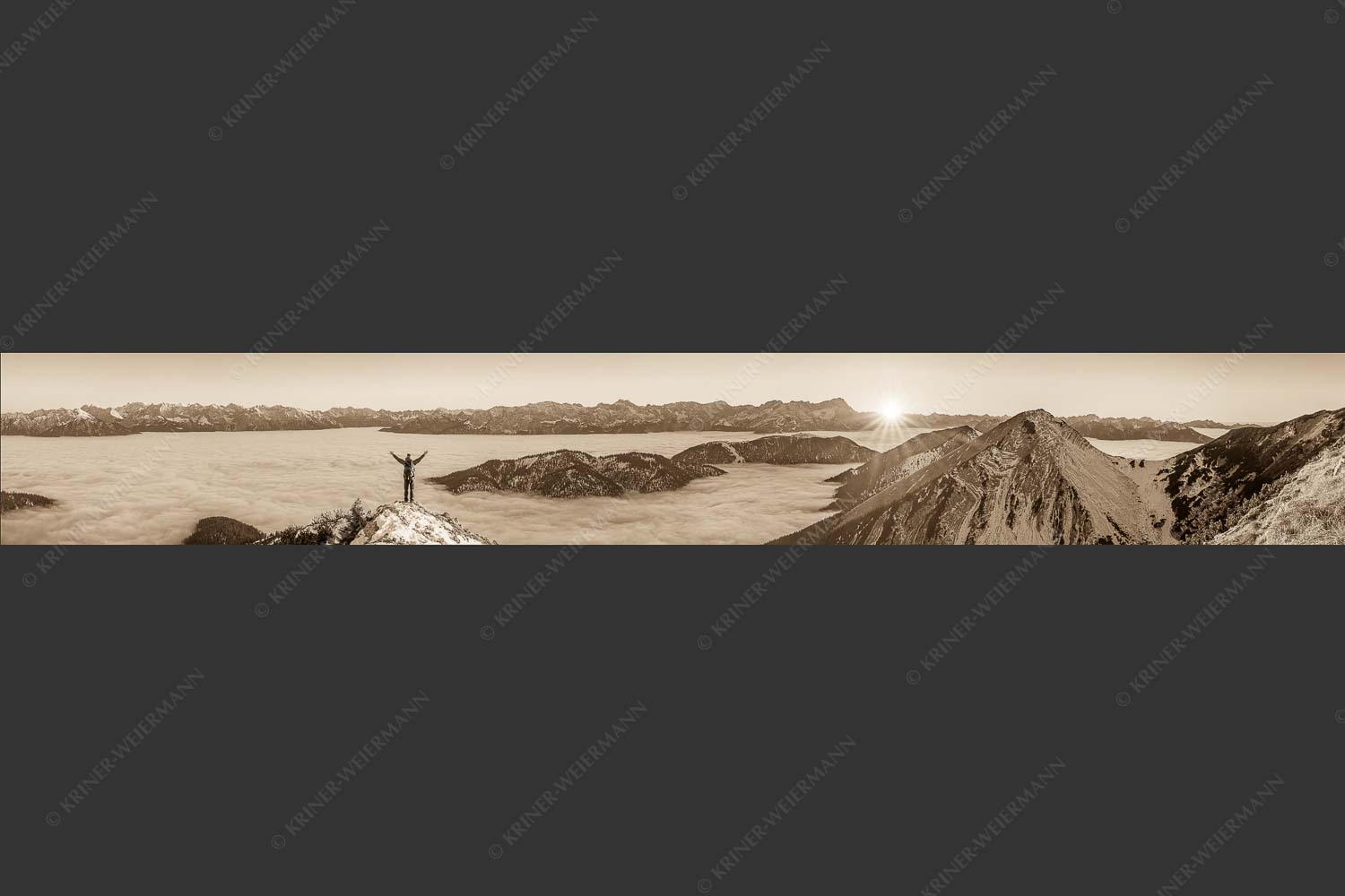 Blick aus dem Estergebirge über Nebelmeer zum Sonnenuntergang an der Zugspitze - Freude 7:1 sepia -- Bergsteiger im Estergebirge - mehr Infos bei www.Kriner-Weiermann.de