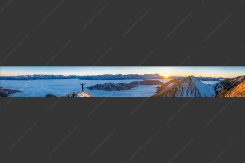 Blick aus dem Estergebirge über Nebelmeer zum Sonnenuntergang an der Zugspitze - Freude 8:1  -- Bergsteiger im Estergebirge - mehr Infos bei www.Kriner-Weiermann.de
