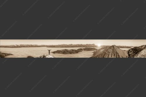 Blick aus dem Estergebirge über Nebelmeer zum Sonnenuntergang an der Zugspitze - Freude 8:1 sepia -- Bergsteiger im Estergebirge - mehr Infos bei www.Kriner-Weiermann.de