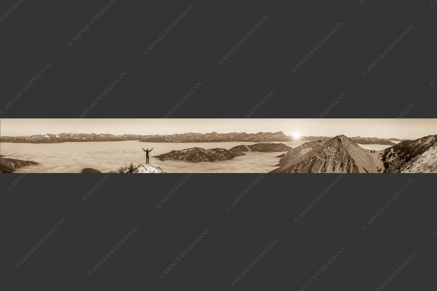 Blick aus dem Estergebirge über Nebelmeer zum Sonnenuntergang an der Zugspitze - Freude 8:1 sepia -- Bergsteiger im Estergebirge - mehr Infos bei www.Kriner-Weiermann.de