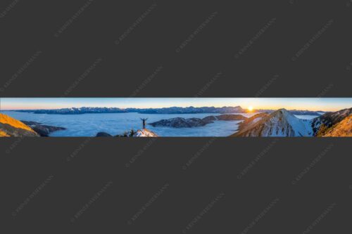 Blick aus dem Estergebirge über Nebelmeer zum Sonnenuntergang an der Zugspitze - Freude 9:1  -- Bergsteiger im Estergebirge - mehr Infos bei www.Kriner-Weiermann.de