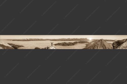 Blick aus dem Estergebirge über Nebelmeer zum Sonnenuntergang an der Zugspitze - Freude 9:1 sepia -- Bergsteiger im Estergebirge - mehr Infos bei www.Kriner-Weiermann.de