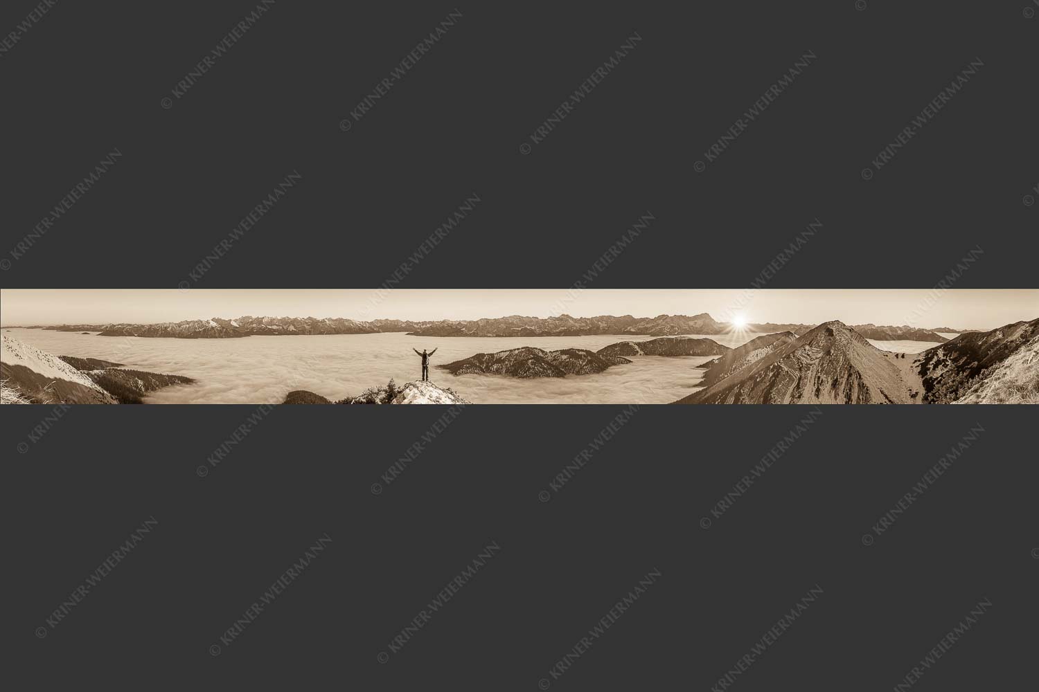 Blick aus dem Estergebirge über Nebelmeer zum Sonnenuntergang an der Zugspitze - Freude 9:1 sepia -- Bergsteiger im Estergebirge - mehr Infos bei www.Kriner-Weiermann.de